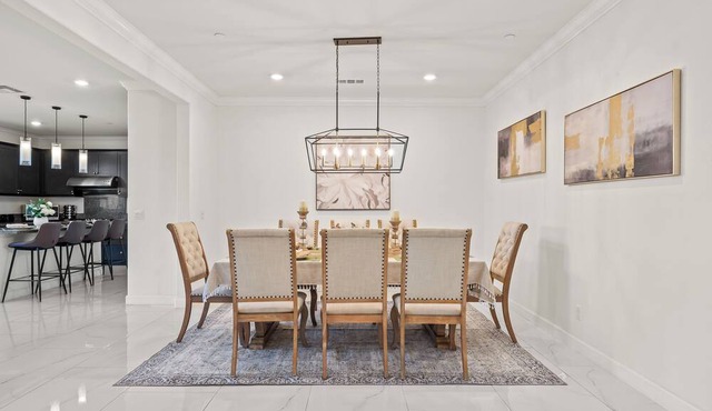 Spacious modern/6BR/8 Beds/3 king beds/Foosball table