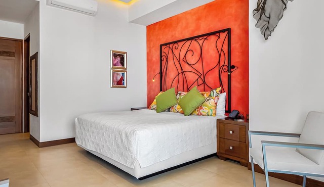 Luxurious 2800 sq ft 3 bed/3 bath view condo in Puerto Vallarta, gym + parking!