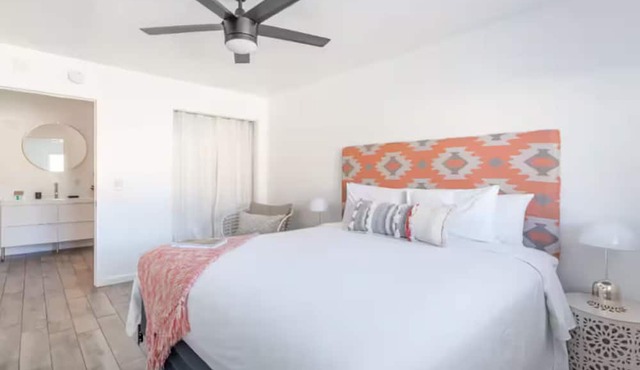 Modern Minimalist Desert Retreat - 2br Apt