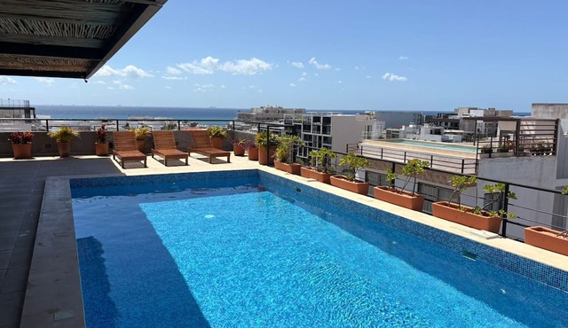 Newer spacious luxury condo steps from 5th ave, minutes walk to the beach.
