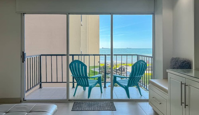 Downtown Oceana Condo/2 Min Walk to Papas&Beer