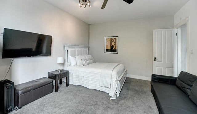 4 Bedroom flat in ideal location by upscale shops, cafes. Fast WiFi