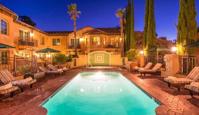 Peaceful Unit with Outdoor Pool, Free Parking & Balcony in California in Los Gatos