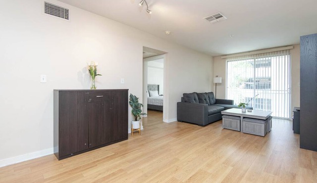 Chic 2-Bed Apt in Fabulous Los Angeles with Balcony, Fitness Room and WiFi