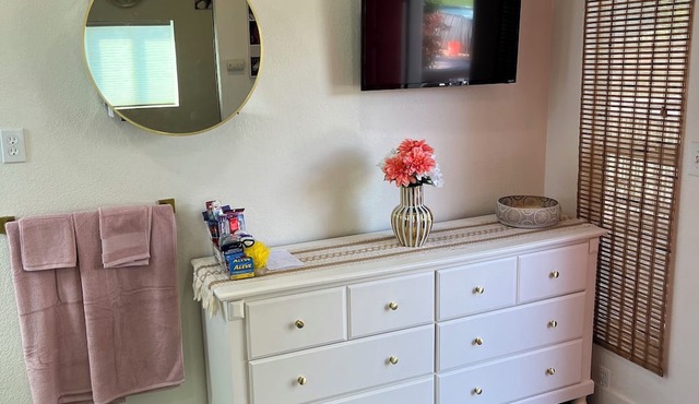 Charming 1-bedroom cottage in pleasant Rio Linda with WiFi, AC