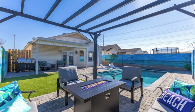 Seaside Cottage in walking distance of downtown Gilbert with charming pool. in Gilbert