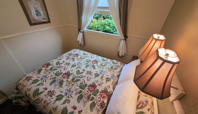 Family-Friendly Room with Seperate Queen Bedroom and Two Twin Bedroom w/parking