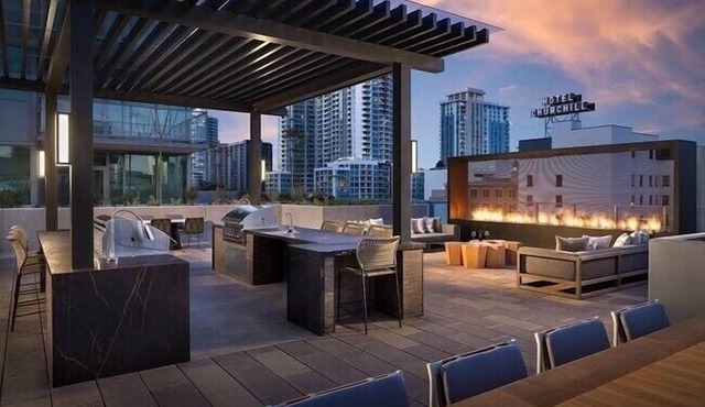 Luxurious 2-bedroom Penthouse in downtown San Diego with WiFi and fitness room