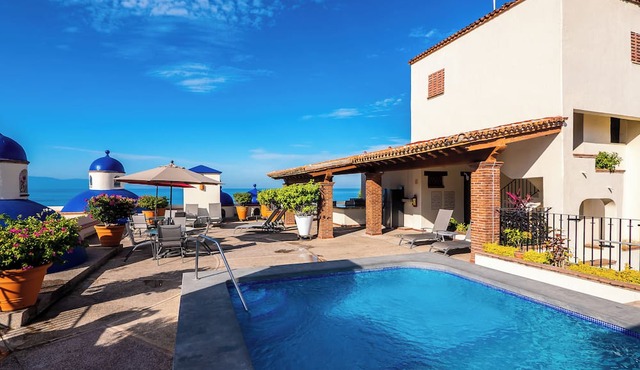 Penthouse Suite with Wraparound Balcony, Private Jacuzzi on the Beach, Old Town