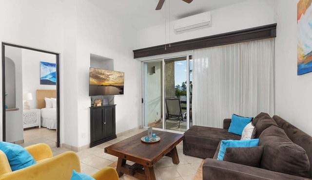 Breathtaking 2BR Condo w/Ocean Views & Jacuzzi