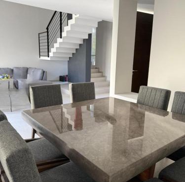 Casa moderna en Aguascalientes con AC, jardín y alberca en casa club