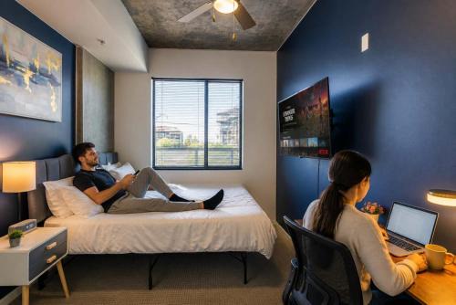 Chic Downtown 2-Bedroom Pool Gym Parking