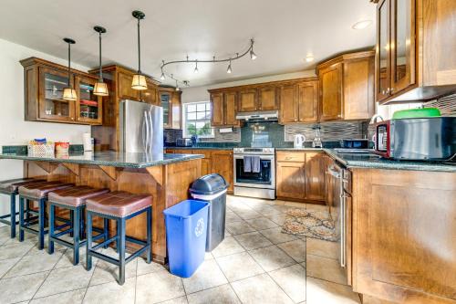 Crescent City Home w/Hot Tub: Half-Block to Beach