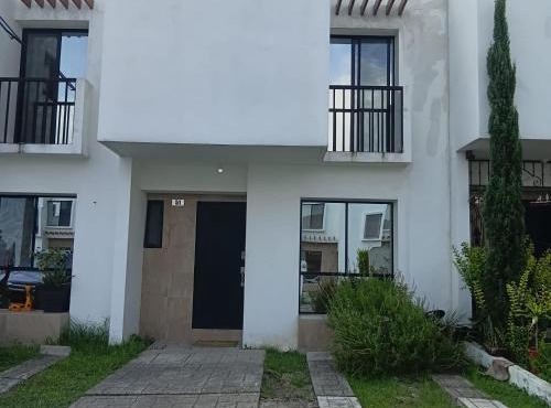 Casa completa ideal para empresas o familias grandes, zona Residencial Privada seguridad las 24hrs