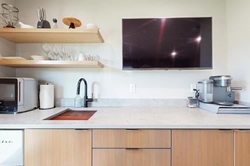 Walk to River: Myrtle Creek Studio Near I-5 in Canyonville