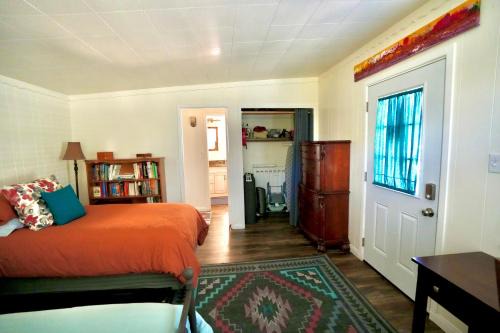 La Casita Poolside Retreat in Lake Elsinore