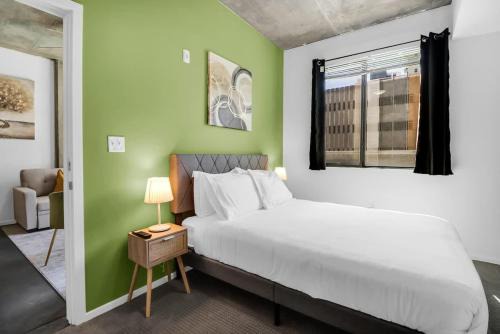 Centric 2BR In HEART of DTPHX Free Garage Parking