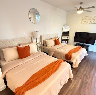 The Hollywood Blvd Loft FREE AND DESIGNATED PARKING in Los Angeles