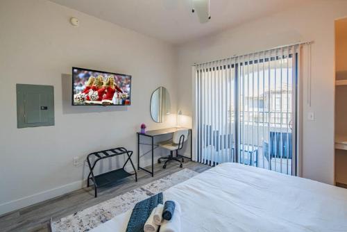 Elegant 1BD King Bed, Pool, Hot Tub, Gym, Parking