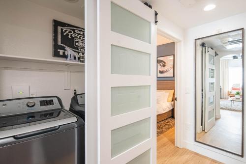 Remodeled 2-Queen 2BR Suite Retail & Sun Oasis