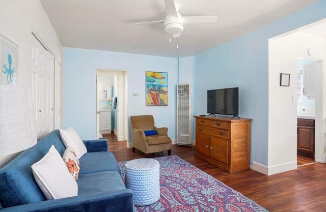 Ben's Beach Bungalow 5, cheery Mission Beach 1BR!