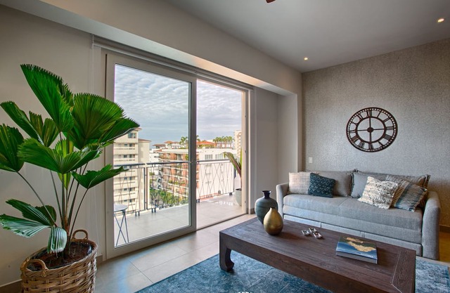 Luxury Ocean View Condo | Pools, Hot Tubs, Gym, BBQ, Walk To The Beach